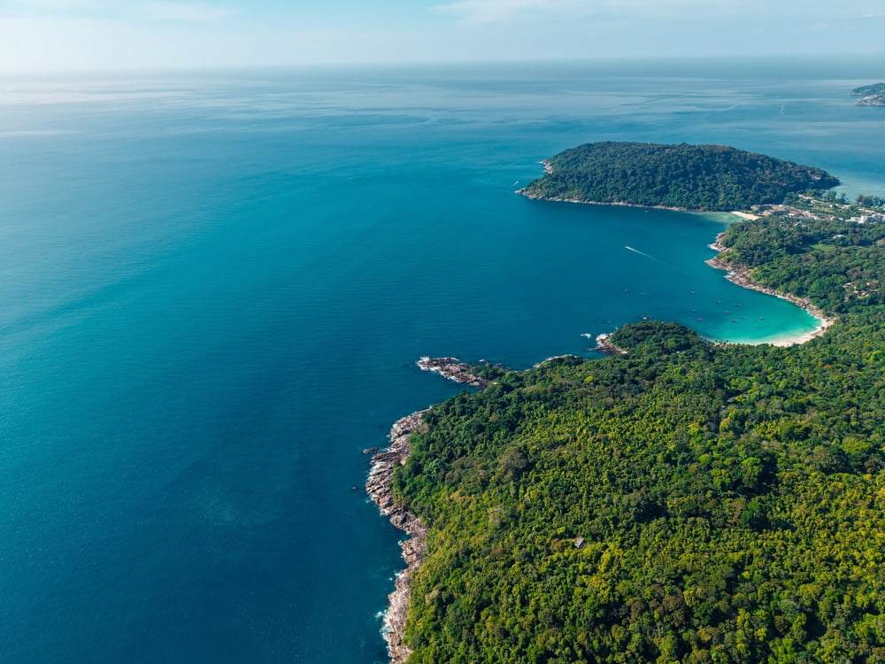 شاطئ كارون أم شاطئ كامالا: أيهما الأنسب لك؟