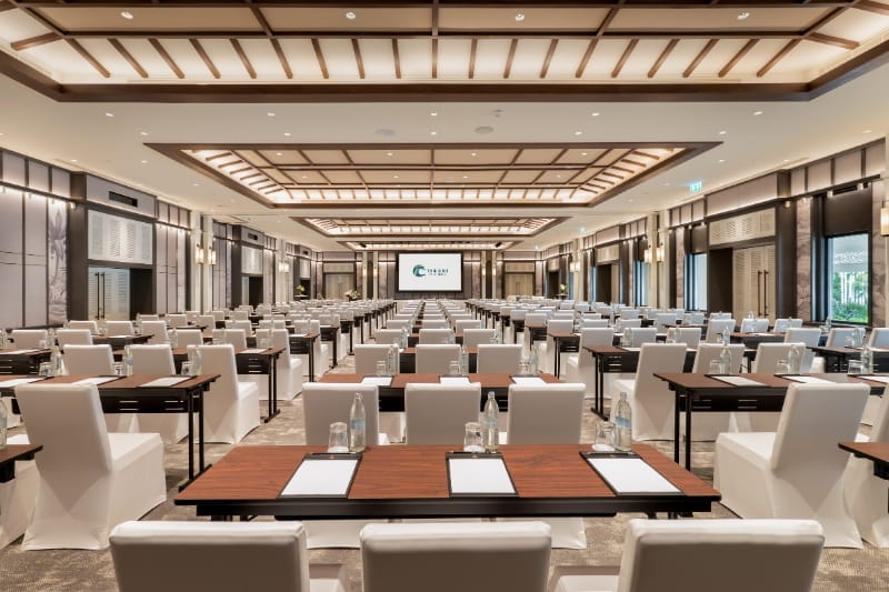 Большой бальный зал со сценой в конференц-залах отеля Thavorn Palm Beach на Пхукете.