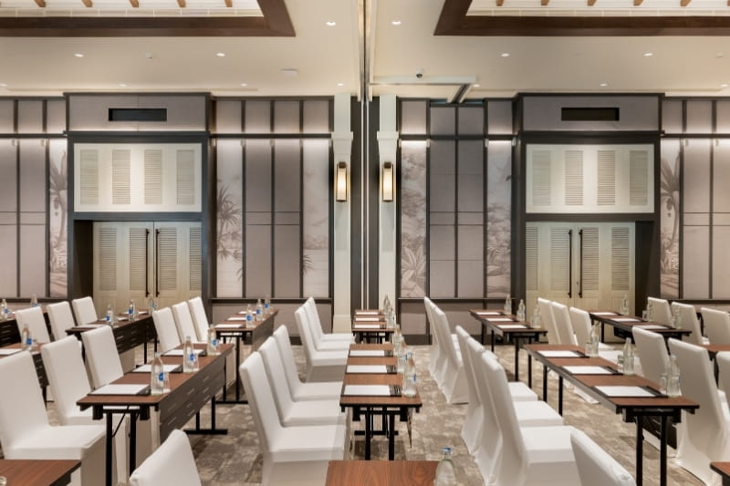 Большой зал с арочными окнами в конференц-зале Thavorn Palm Beach на Пхукете.