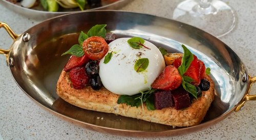 Enjoy delicious cocktails and a diverse menu at our swim-up bar