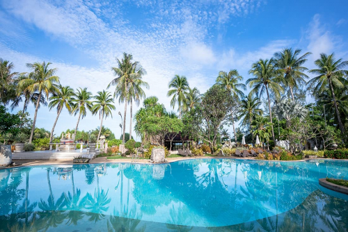 Paradise Pool’s quiet ambience is perfect for relaxing swims and sunbathing